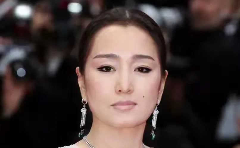活成“时代符号”，陪马克龙回国的巩俐，早已走上另一条大道