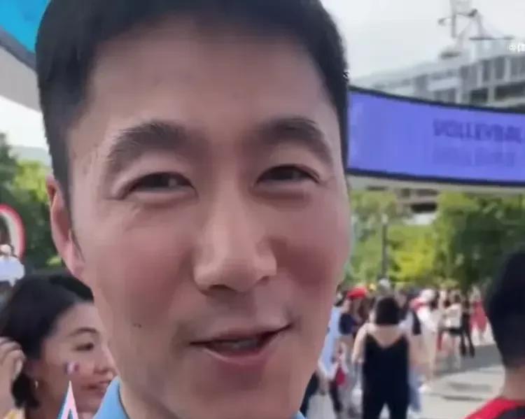 当樊振东在巴奥决赛打败莫雷加德获得男单冠军后，王励勤接受了记者的采访，他脸上的笑