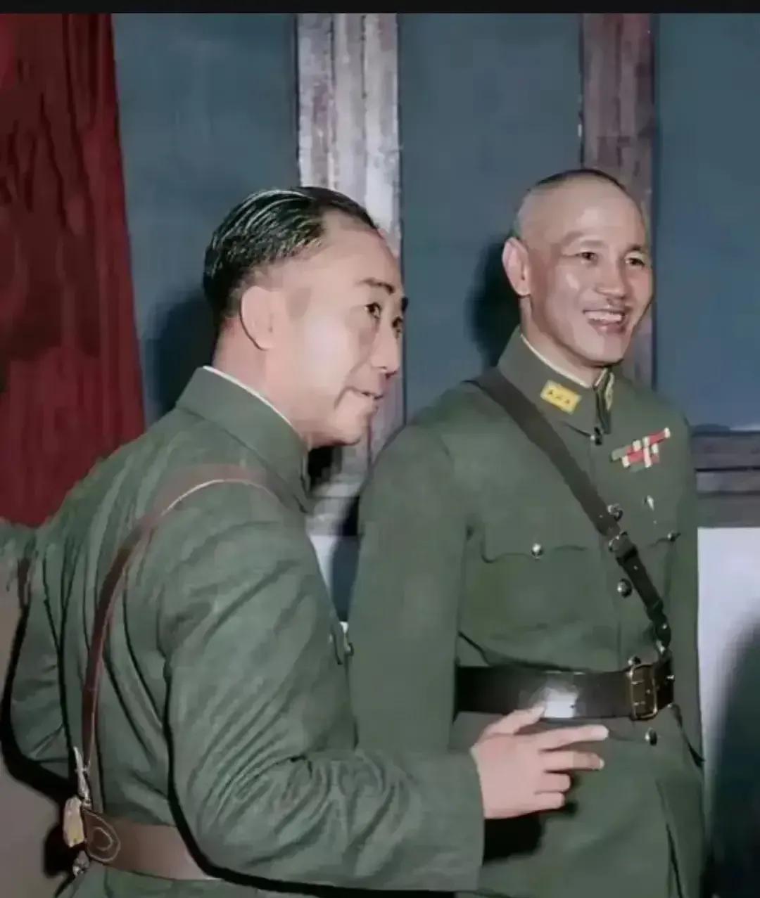 身着戎装的特务头子戴笠陪着蒋介石视察特务机构中美合作所。虽然戴笠是一个恶魔，平时