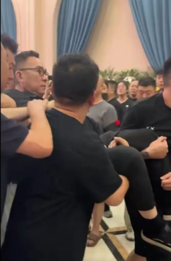 一个人的表情可以骗人
但是肢体语言却是骗不了人的
仔细看了杨议晕倒的视频，发现杨