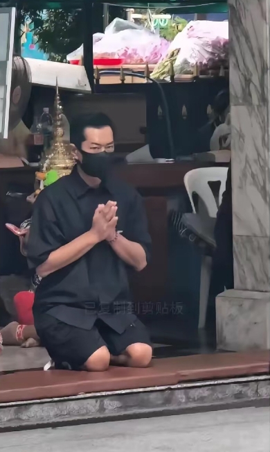 影帝古天乐现身曼谷街头，在爱侣湾酒店前朝拜四面神。要知道泰国有些地方邪门的很，去