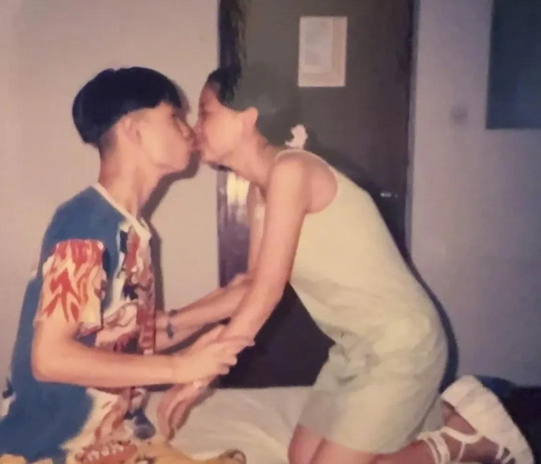 小沈阳结婚纪念日发布与沈春阳昔日谈恋爱时的接吻照。
俩人1999年认识，一个17