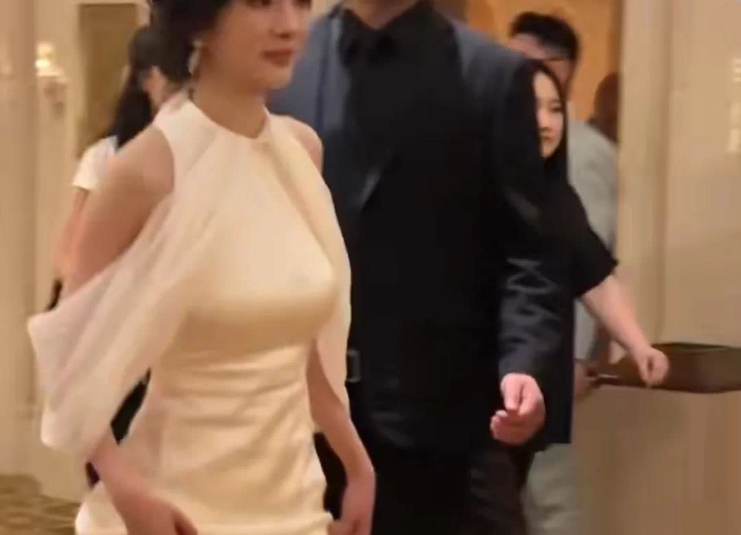 这一晚，新鲜出炉的杨幂

让我发现了两个问题。

第一：她这身材怎么回事