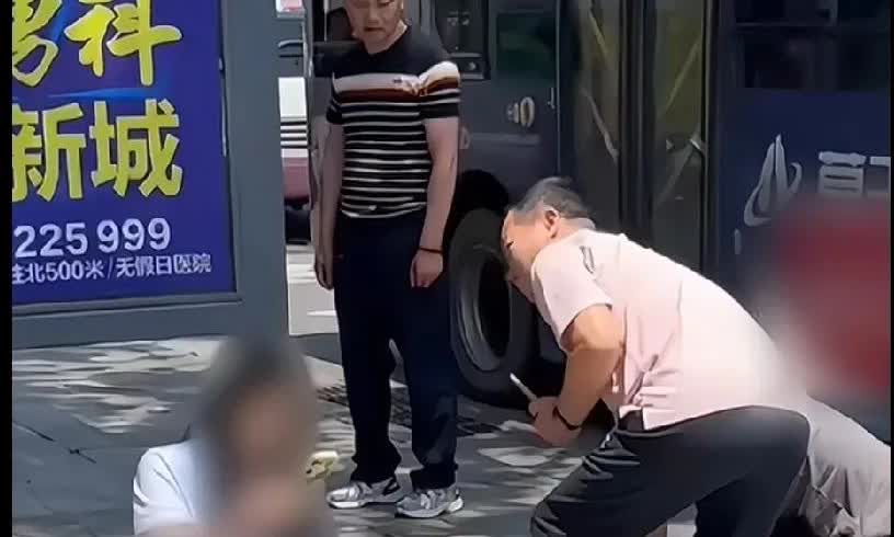 男子手持两把刀，一刀扎女孩，一刀捅女孩父亲。退伍老兵见状，空手制服男子。

