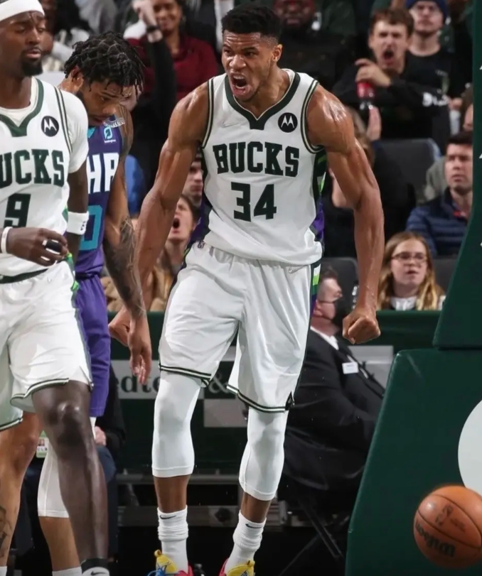 关键时刻我承认詹姆斯很强，但我有字母哥
交出宇宙级防守！这就是全力字！无敌！
其