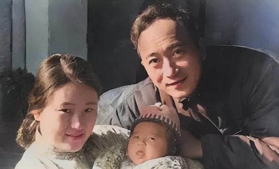 1965年，孙道临与妻子王文娟，女儿庆原在一起，笑容满面，举止温柔，温暖又温馨，