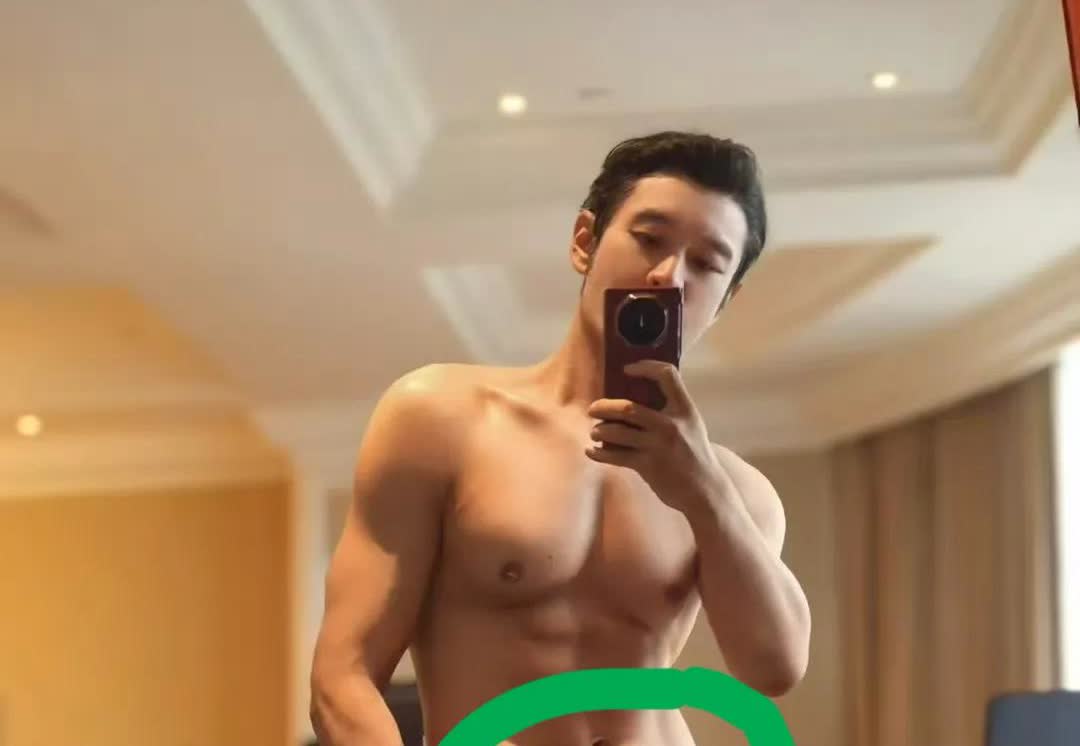 我终于知道晓明哥为什么晒照片要露出大红裤衩了！

原来他犯了一个男人都会犯的