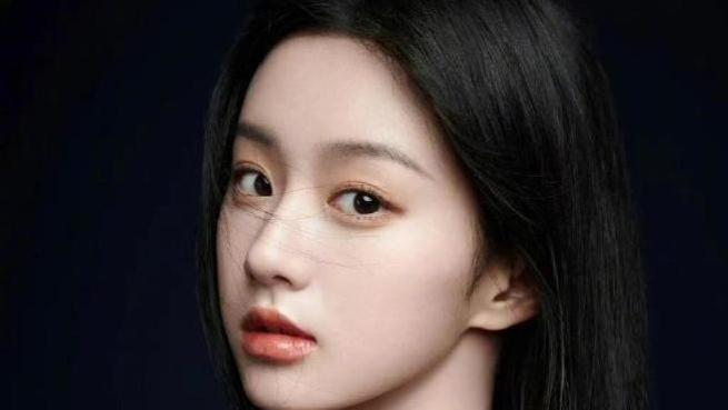 撞脸风波再起，穆婷婷身材回应引争议，网友直呼：这瓜太大，信息量爆炸！