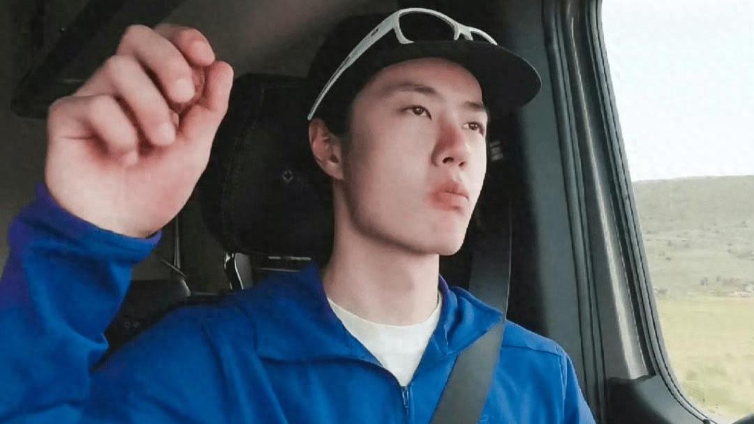 王一博开车盘核桃杀疯了！机车酷盖变文玩大爷