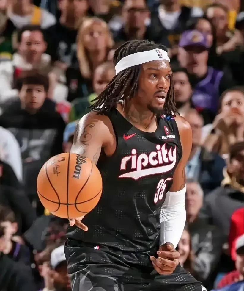 杨瀚森要高兴坏了，
不仅是因为不用打亚洲杯了，
更是因为——
湖人刚签下艾顿，现