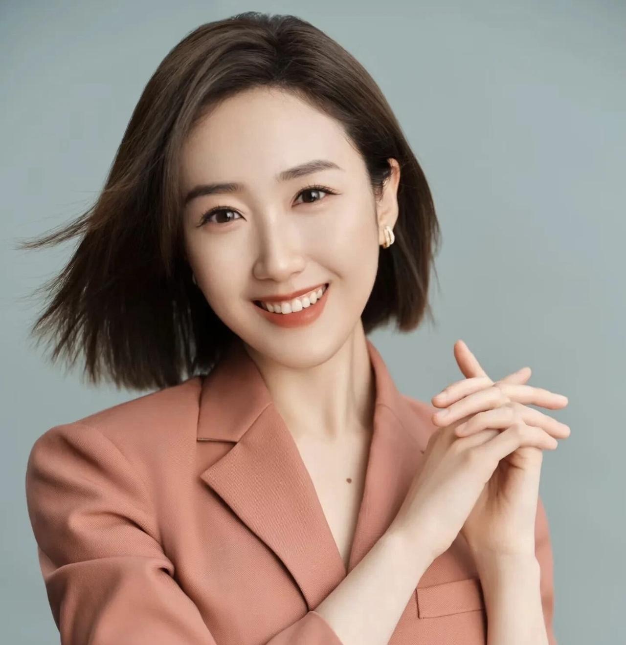 央视主持人董卿之后的一位才华出众的女主持人，在各类网红脸中，她拥有了较高的辨识度