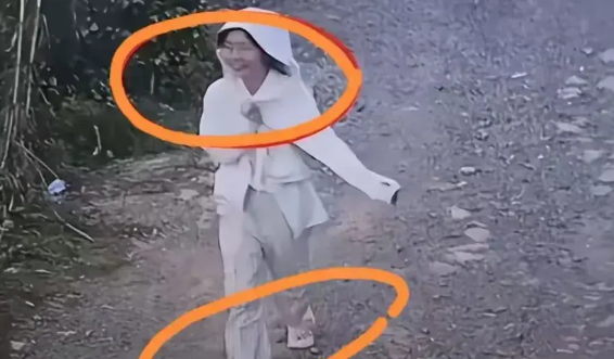炫学，鬼催的，介魂。一个人走路怎么会笑？
头上还盖了个白帽仔细一看有点发怵。这个