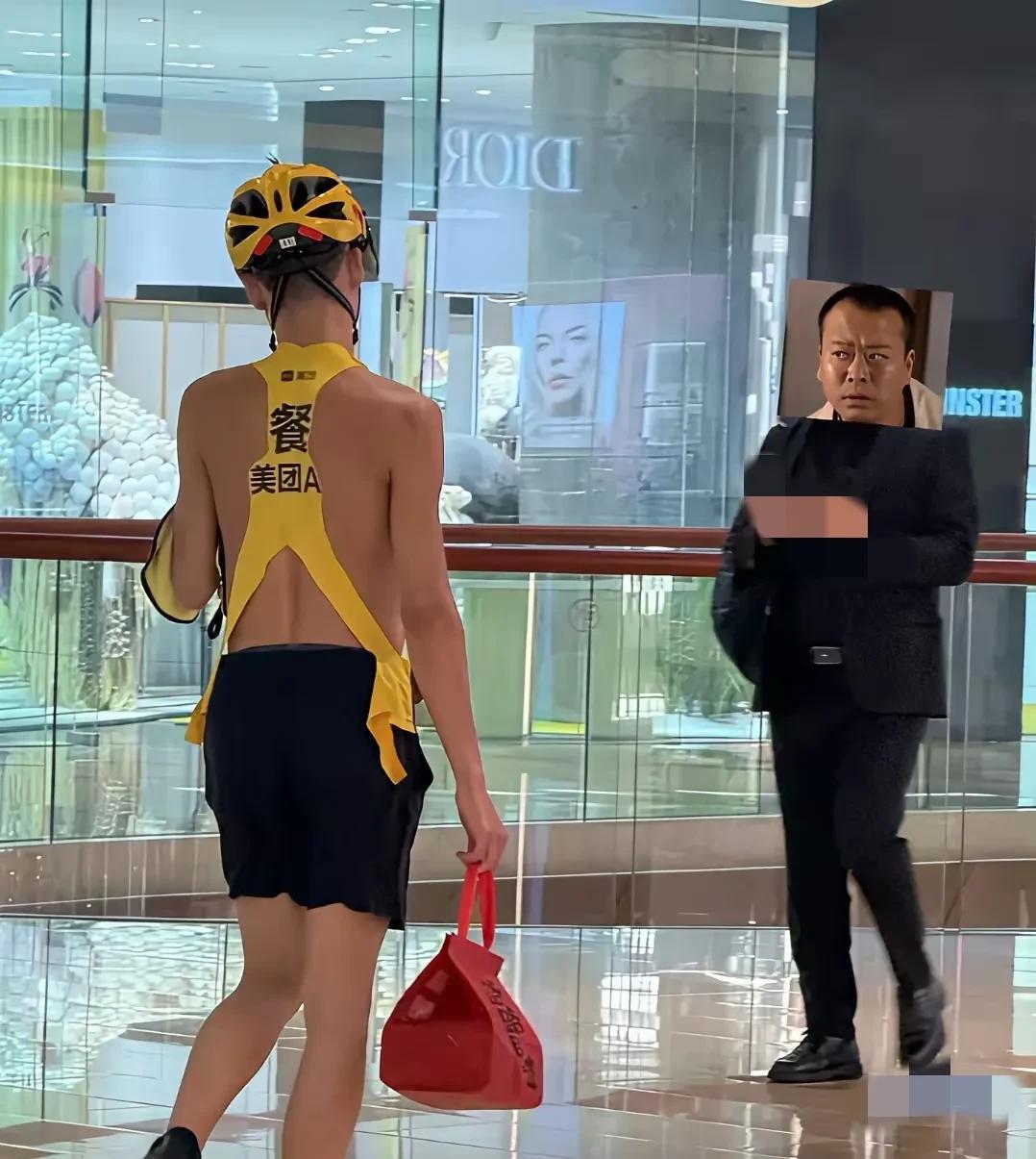 外卖小哥:
只要能凉快一点，
防不防晒已经不重要了！