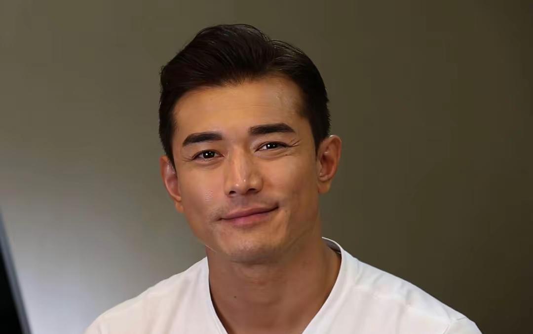TVB前知名男星无剧可拍，转行直播卖牛排养家，因未能演主角离巢！
其实，很多TV