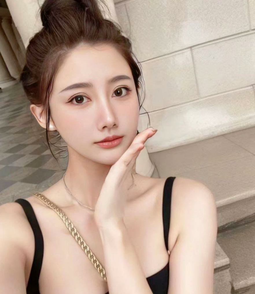 老公去交流，告别时她行贴面礼。
