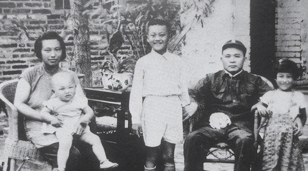 1934年，一小护士看到伤员因喉咙被血和痰堵住，呼吸困难，命悬一线之际，她二话不