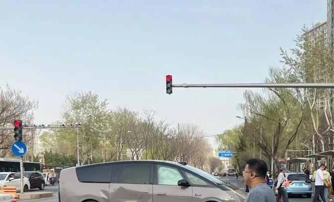 今天路过朝阳公园南门，看到一辆理想牌商务车像是经历了一场恶战，前脸撞得那叫一个惨