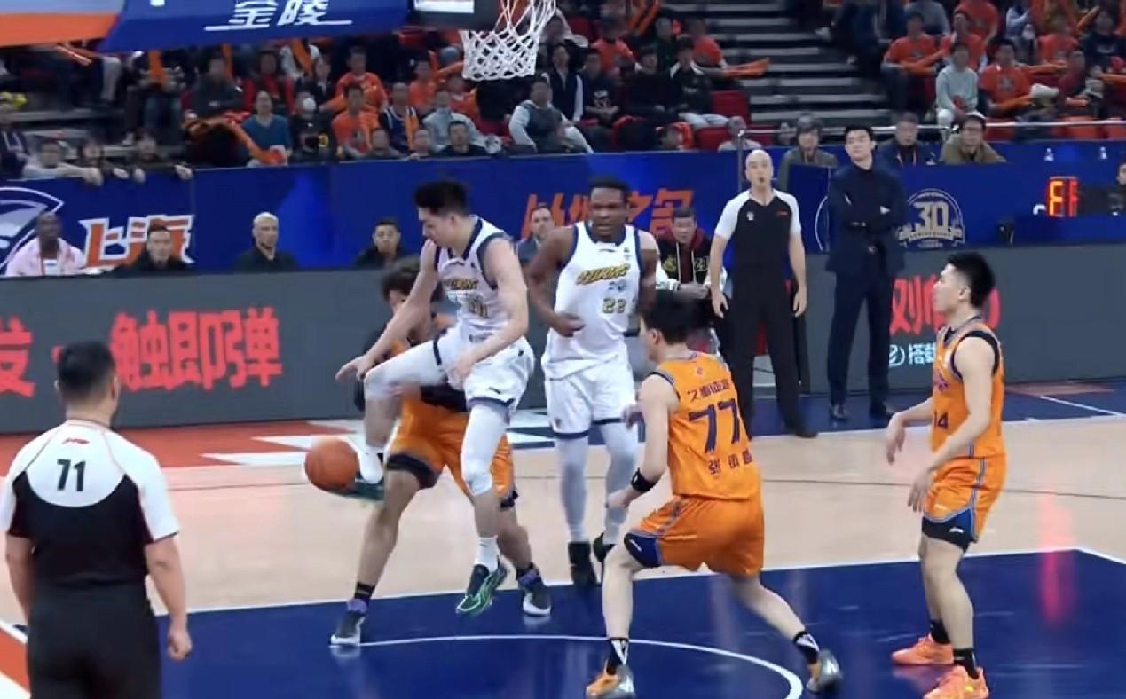 全员发挥，上海男篮六人得分上双送广厦赛季第二败！北京时间2026年1月5日，CB