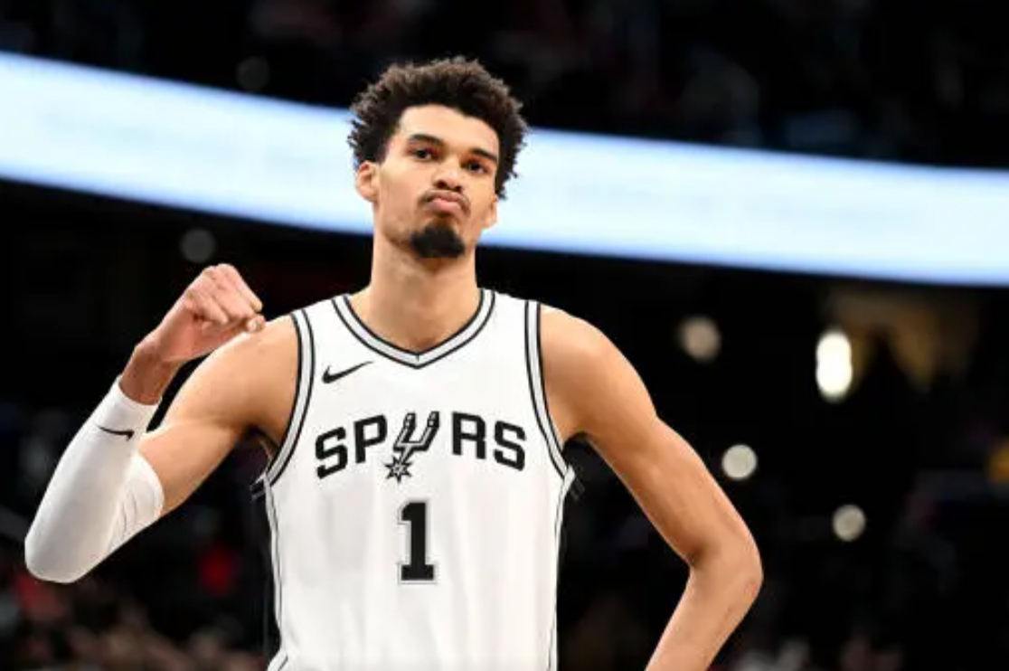 有时候真不明白，为啥要这样安排文班出场时间。
不能打30分钟，然后打一场，歇一场