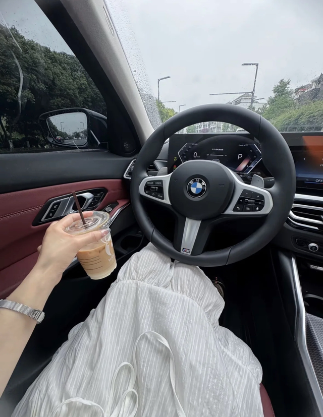 谁能拒绝单手打方向的女生
宝马3系真的很适合女孩子开!!!
提车快2年了，跑了2