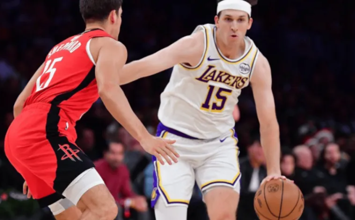 NBA年中大战，湖人主场96-119不敌火箭。
本场比赛，湖人后卫奥斯汀-里夫斯