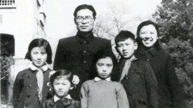 高岗去世时49岁，他的两任妻子逝世时，一个86岁，一个100岁