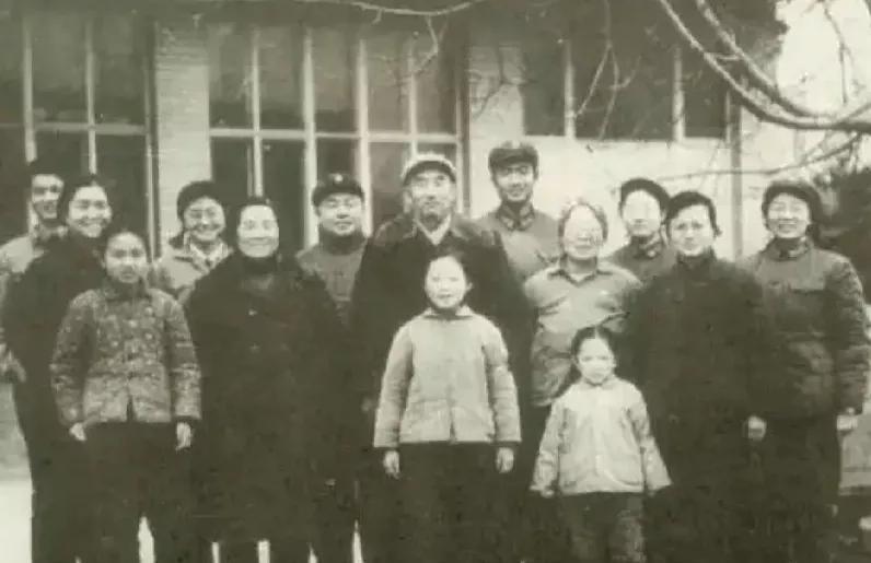 上世纪七十年代，徐向前与家人在一起，合影留念，美好的回忆！