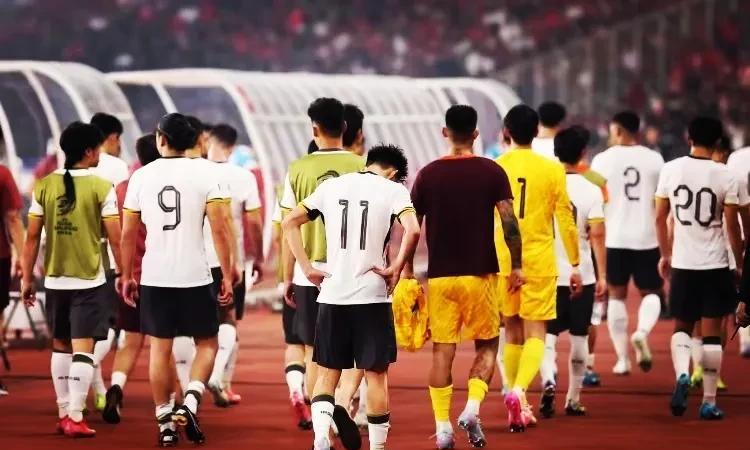 外媒嘲笑国足“14亿人找不出23人”！
近日，国足落败印尼生死战，无缘2026世