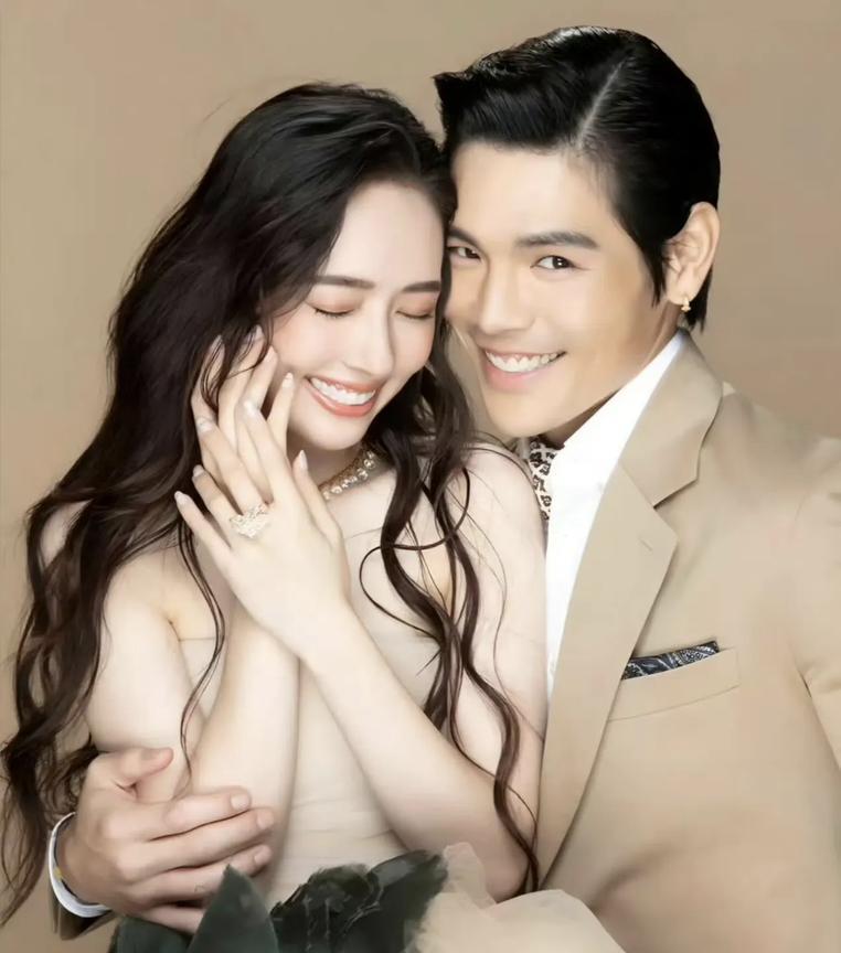 #郭碧婷向佐# 2025年5月29日，向佐发文感谢妻子郭碧婷。[心]他表示与妻子