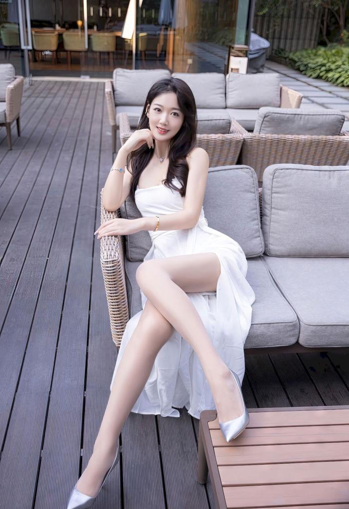 唐安琪是什么样的神仙女友？秀出完美大长腿，爱了，爱了！