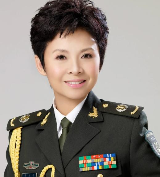 1980年，一个男人把董文华约到一个无人的地方，对她表白心意，没想到，董文华却沉