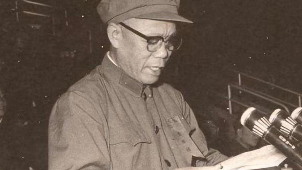 1976年，韩先楚在军区党委会上公布决定，笑道：我从来都不怕黑风