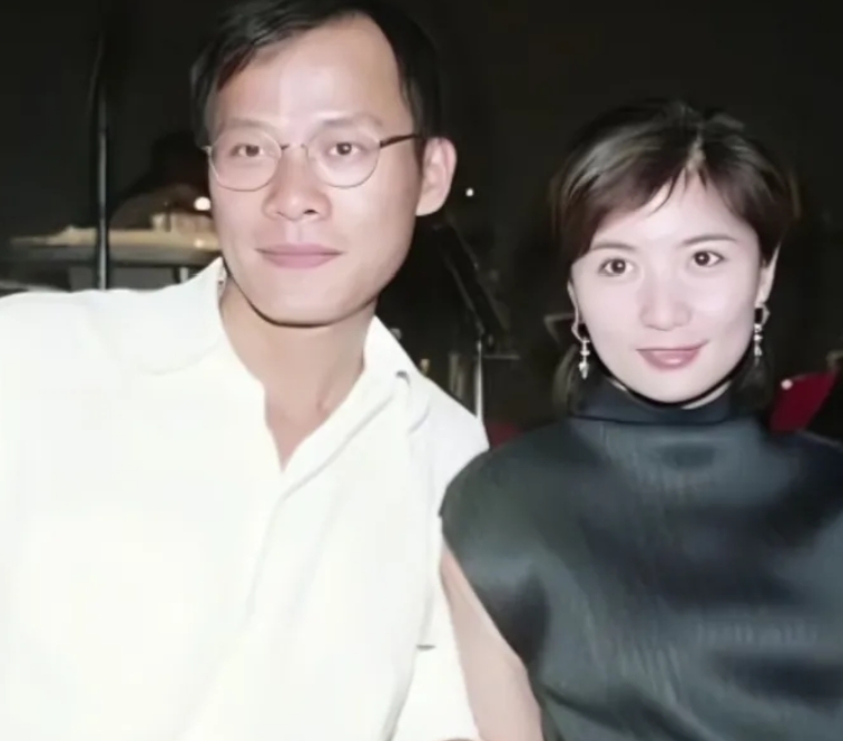 当年年轻时的音乐才子罗大佑与他的初恋情人李烈的一张留影，当年两人爱得如胶似漆后来