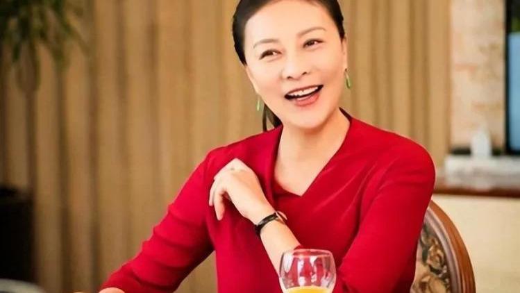 岳红：演技派女神，用实力书写荧幕传奇
