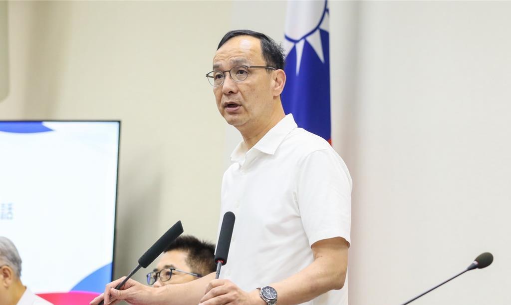 美国总统特朗普说拟对进口芯片与半导体课征最高100％关税，仅豁免在美设厂者。国民