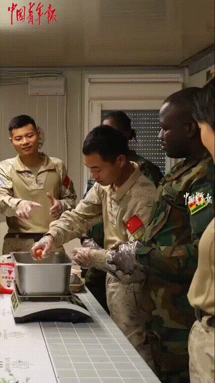 “中秋快乐！” ，中秋节，中国青年报发了一则视频 ，视频中军人们穿着作训服制作月