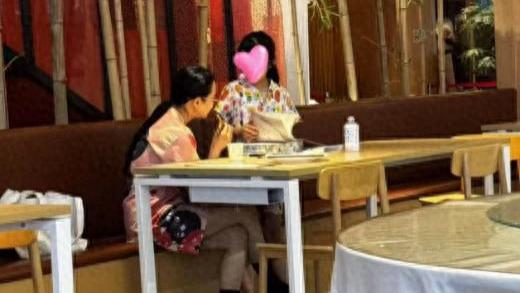 伊能静母女现身洗浴中心，米粒瘦高个气质很好，还带着作业超用功