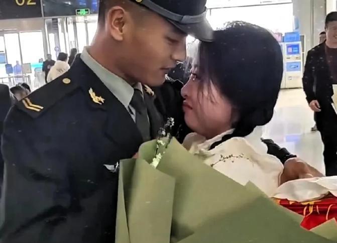 这张照片是2025年兵哥哥回家时拍摄的，在机场出口，先抱了媳妇好一阵子，才去抱了