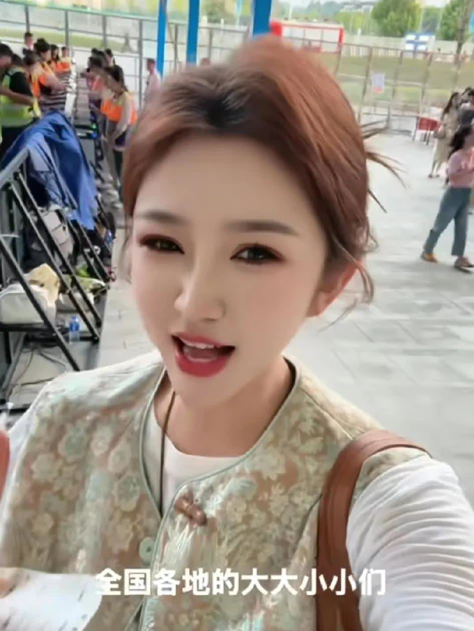 昨晚宜昌刀郎演唱会有惊喜 ，有一个女孩儿很幸福 ，她就是大宝在柳州 ，她可是刀郎