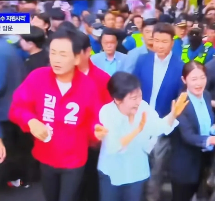 朴槿惠亲自出来为金文洙拉票。
记得之前朴槿惠从里面放出来的时候，她可是说过以后不