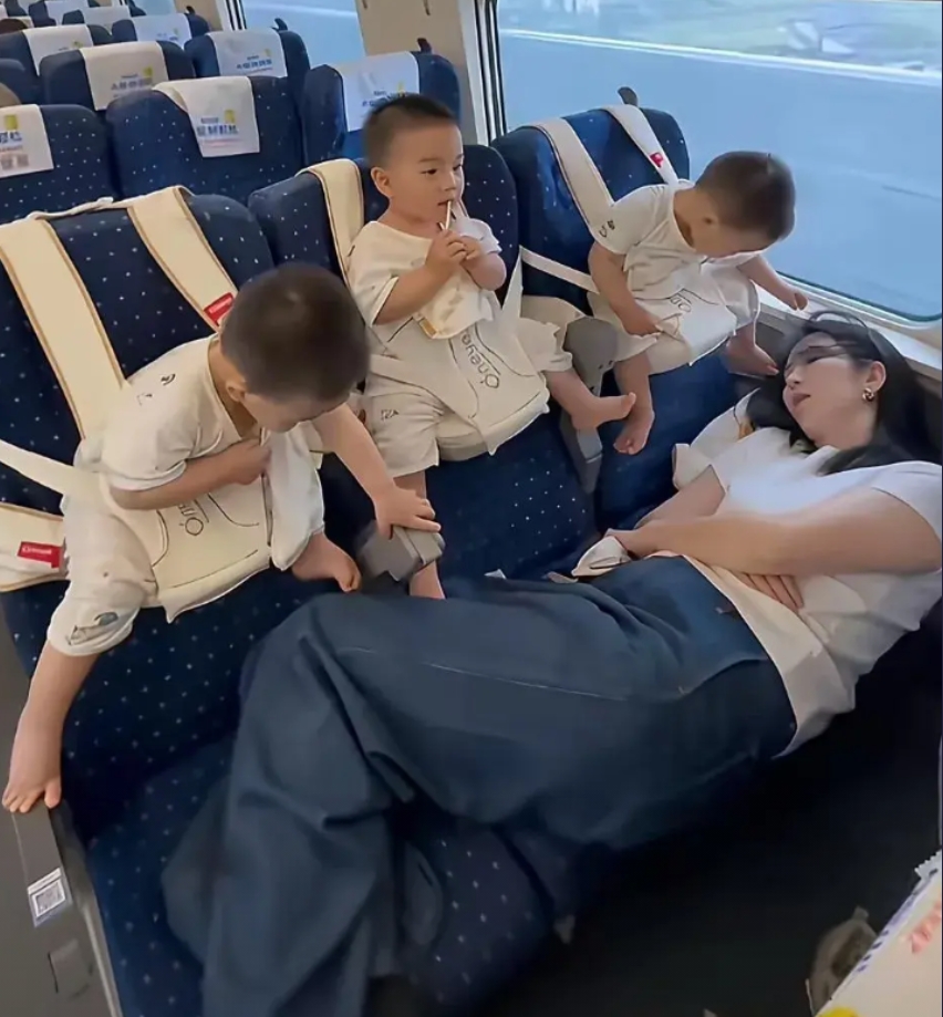 这个妈妈好心大呀看着孩子睡着了。