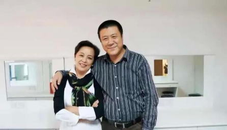 原来他们是一对夫妻！丈夫吕凉明明有着实力，演技精湛，可出道几十年却始终没能红起来