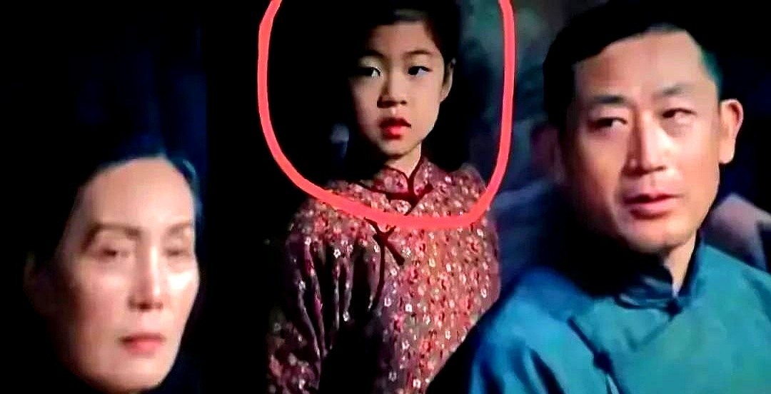 说实话，章子怡的女儿醒醒算不上漂亮，也算不上丑，但是她的脸就莫名其妙地有一点适合