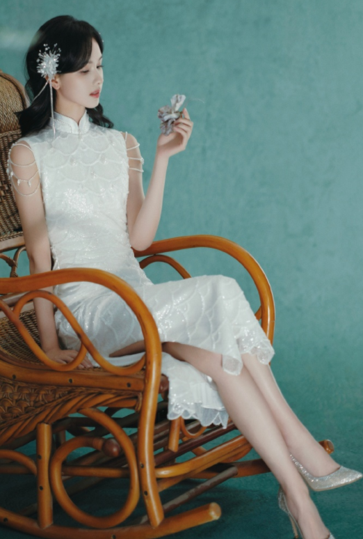 旗袍美人陈都灵，这三套穿搭如何？