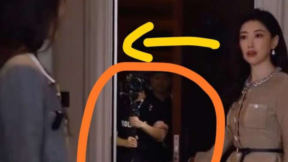 翁清雅客串主持翻车，品牌直播变尴尬现场，朱珠险表情管理失败