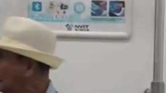 地铁公交上，面对老人的 “倚老卖老”，我们该如何抉择？