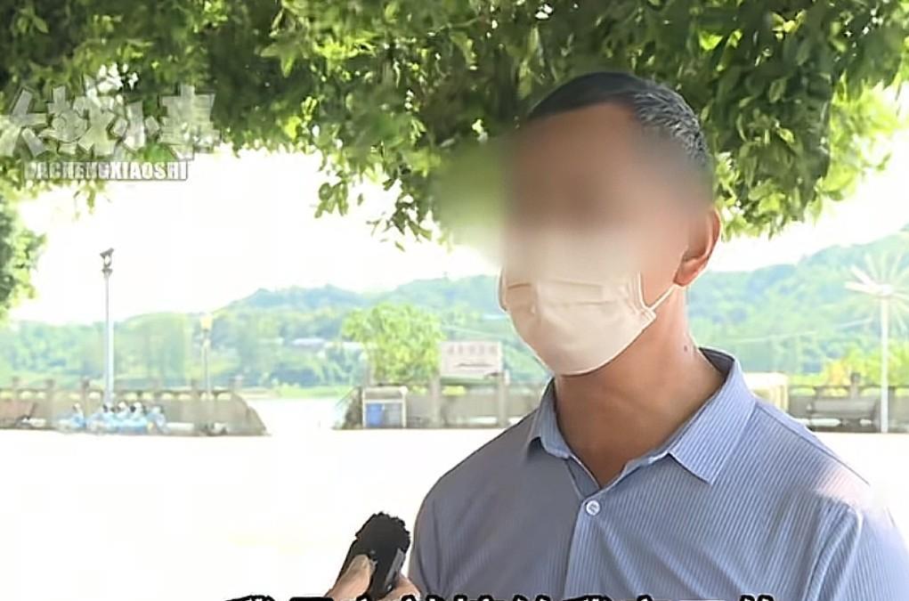 重庆，男子的父亲去世后，母亲嫁给了二伯父，双方结婚33年，母亲患病，男子指责继父