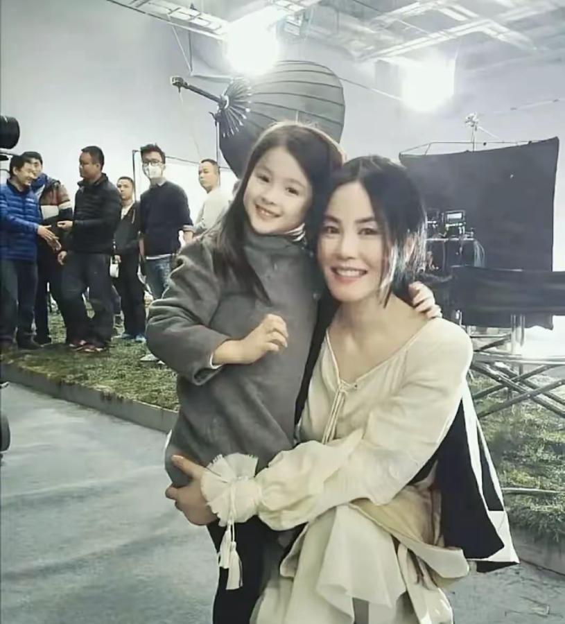 王菲就是歌手，不是演员吧？没记得她拍过什么剧呢。
但是这张老照片，好像是在剧组的