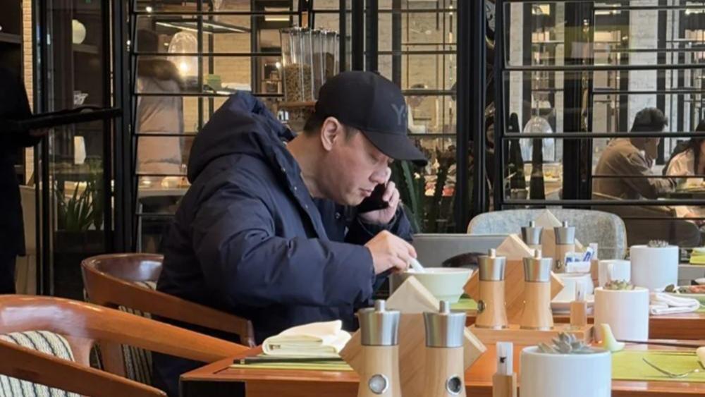 51岁辛柏青吃早餐被偶遇，英俊帅气又斯文儒雅，好一位谦谦君子！