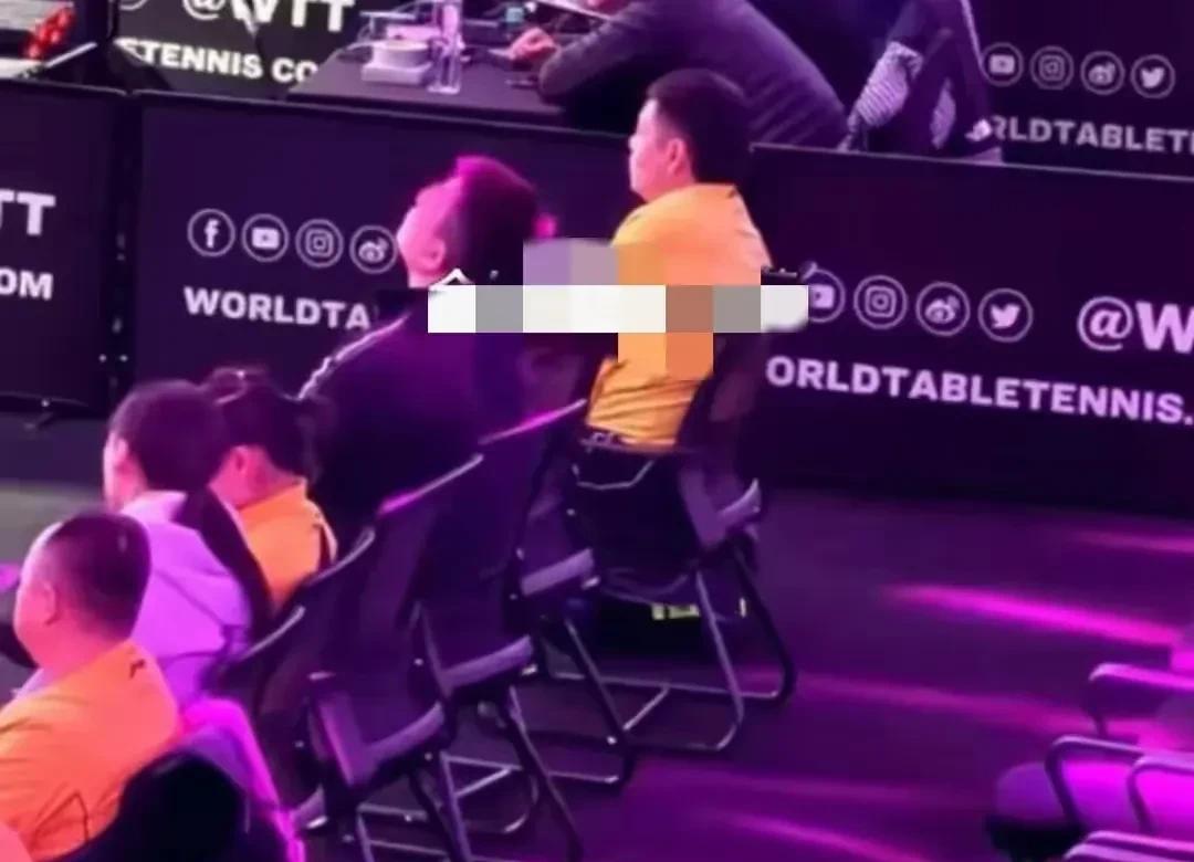 马琳做了孙颖莎的场外指导，邱贻可去了哪里？
邱贻可就坐在观礼席静静的看着孙颖莎比
